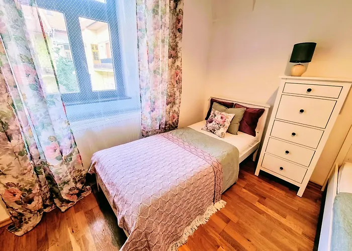 Tobias Old Town With 1 Free Offsite Parking *